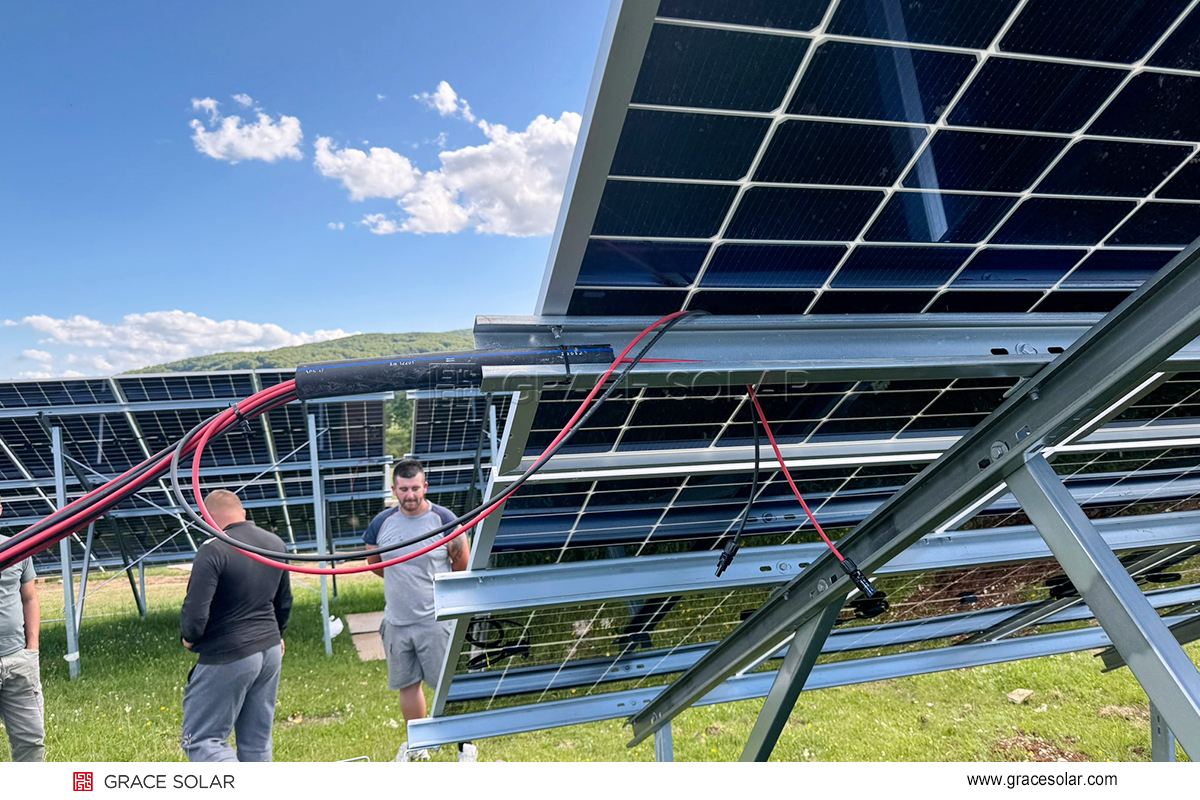 AI駆動ソーラークリーニングロボット（積雪モード作動中） - グレースソーラーGS-Lightシステム